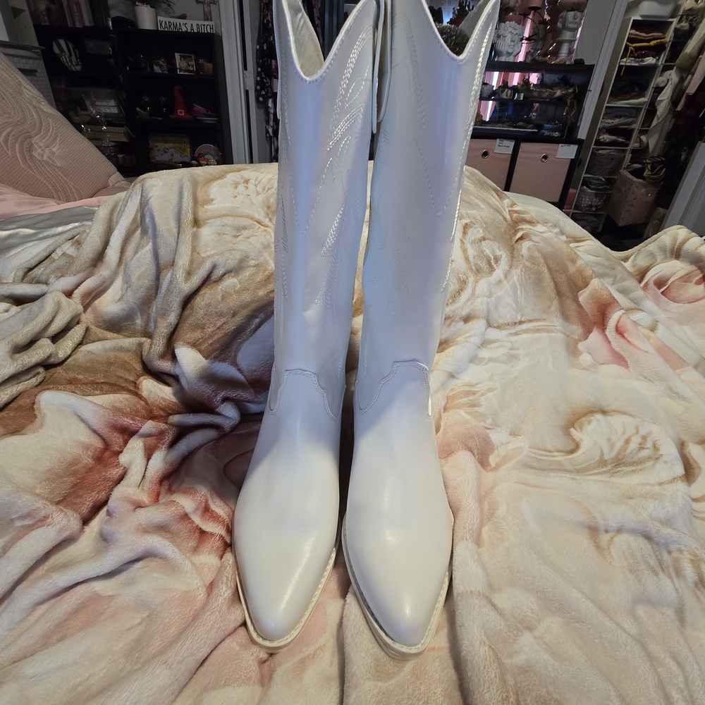 Madden Girl White Chic Heeled Boots S 10 Never Worn Outside